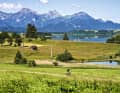 Lakeside: On the shores of Lake Forggensee, quiet little roads follow the gentle ups and downs at the foot of the Alps.