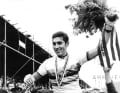 Après son premier titre de champion du monde sur route en 1967 à Heerlen, aux Pays-Bas, Eddy Merckx est acclamé par ses fans.