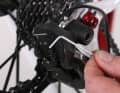 Turn the crank slowly and press one of the two shift buttons several times until the chain runs on either the outer or inner sprocket. Adjust the end stop so that the chain is not transported beyond the sprocket. Proceed in the same way in the other extreme position.