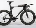 Canyon Speedmax CF SLX 9.0 LTD: Tria Das clever im Rahmen intergierte Trinksystem überzeugt anstandslos, allein das Finden der optimalen Sitzposition erfordert beim Versandrad einige Mühe.