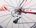 3. the limit stop screws are usually labelled "H" for high gear and "L" for low gear. "H" stands for the high gear ratio, i.e. the small sprocket. If the screws are not labelled, you will have to try them out. If you turn the screw to the right, the rear derailleur moves inwards, if you turn it to the left, it moves outwards. Count the number of turns.