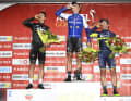 Une petite consolation : Lorsqu'une marque de bière sponsorise une course cycliste, il n'y a pas de champagne sur le podium. On dirait que les coureurs Michal Kwiatkowski, Philippe Gilbert et Michael Albasini (de gauche à droite) n'ont pas été déçus.