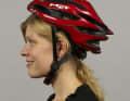 2. Oft zu beobachten: Sitzt der Helm zu weit hinten, sind Gesicht und Stirn beim Sturz kaum geschützt. Außerdem kann ein falsch sitzender Helm beim Sturz auf rauem Asphalt leicht nach hinten vom Kopf gerissen werden.