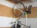 Am sichersten ist es, das Rennrad an einem mit Gummi oder Kunststoff geschützten Haken aufzuhängen. Die Reifen sind entlastet und leiden auch bei längeren Standzeiten nicht. Aber: Nicht alle aerodynamischen Felgen sind zum Aufhängen geeignet; insbesondere Carbonfelgen können beschädigt werden.