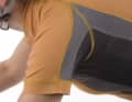 Les maillots à manches raglan font généralement moins de plis autour des épaules en position de course. Conseil : essayer les maillots de cyclisme si possible sur le vélo. C'est là que l'on voit l'ampleur des plis au niveau de la nuque, difficiles à éviter. De nombreux confectionneurs taillent pour des silhouettes moyennes et non pour des cyclistes entraînés. C'est pourquoi le maillot peut souvent être choisi une taille plus petite que le pantalon.
