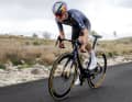 Back on Pinarello: After Q36.5 pro Tom Pidock rode Scott in the 2025 road season, the Briton is now riding a racing bike from the Italian brand again.