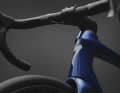 Weiterer Unterschied ist die zweigeteilte Lenkerkombi. Damit wird das Bike auch aerodynamisch weniger effizient, das Gewicht steigt auf rund 7,5 Kilogramm