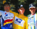 Lance Armstrong sur le podium à Paris, encadré par Alex Zülle (à gauche) et Fernando Escartin (à droite).