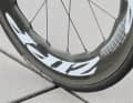 La roue avant est une nouveauté : le design caractéristique n'existait jusqu'à présent que sur les jantes Zipp plus plates. La roue de Tony Martin intègre pour la première fois une jante haute de contre-la-montre dotée de cette technologie, qui doit permettre de réduire la résistance à l'air et la sensibilité au vent latéral.