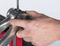 3. desserrez la vis du guide-câble de dérailleur, poussez la pièce sur le côté. S'il y a un trou et que les câbles passent devant, vous pouvez percer un trou dans le guide en plastique. Pour les cadres en carbone sans trou, il n'y a pas de remède.