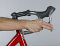 4. So passt’s: Handgelenke gerade, die Bremshebel gut zu erreichen; Oberlenker und Griff bilden eine Linie zur bequemen Abstützung. Ziehen Sie die Bandagenschraube nach den Herstellervorgaben an. Mit Carbon- Montagepaste sollten Sie das Drehmoment um etwa 30 Prozent reduzieren.