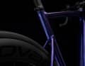 Les haubans profonds doivent augmenter le confort de ce vélo en aluminium. Le cadre et la fourche laissent de la place pour des pneus d'une largeur maximale de 32 millimètres.