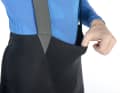 Une ceinture particulièrement élastique à l'avant facilite la pause pipi
