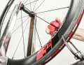 Lorsque la roue d'un vélo de course n'est plus droite, elle doit être recentrée. TOUR vous montre comment y parvenir facilement, même pour les débutants. 