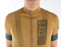 Le matériau est transparent - un maillot de corps est recommandé