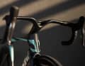 Avant spectaculaire : des déflecteurs d'air sur le tube de direction doivent guider le flux d'air autour de la roue et du cycliste. Le cockpit aéro avec canal d'écoulement rappelle le Cervélo S5.