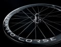 L'Oltre roule sur des roues en carbone de 50 ou 65 millimètres de haut. Selon les indications du fabricant, l'ensemble pèse 1540 grammes.
