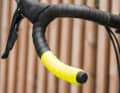 Bien caché : le tracker flexible Bikefinder peut même être glissé dans les guidons de course courbés.