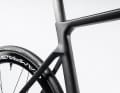 Laut Colnago wurden alle Bauteile unabhängig voneinander entwickelt. Das Sitzrohr wirkt insgesamt etwas aerodynamischer als beim bisherigen Wettkampf-Allrounder V3Rs.