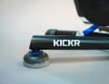 Les caoutchoucs des pieds sont interchangeables, ce qui permet d'adapter la liberté de mouvement du Smarttrainer au poids du cycliste.