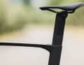 Étonnamment confortable : la tige de selle plate aéro de Syncros dans le Foil RC. 