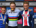 Stationen von Magnus Sheffield: 2019 bei der Rad-WM in Harrogate. Sheffield (rechts im Bild) holt Bronze im Straßenrennen der Junioren hinter Quinn Simmons (USA) und Alessio Martinelli (Italien)