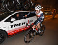 Auf der 1. Etappe der Tour of the Alps 2021 (Platz 50) am Auto vom Sportlichen Leiter Adriano Baffi
