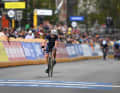 Et remporte l'argent dans la course sur route junior