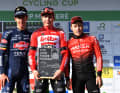 2022 als Sieger des GP Jean-Pierre Monsere, einem Eintagesrennen in Belgien, vor Dries De Bondt (links) und Hugo Hofstetter (rechts)
