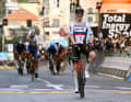 La technique peut faire gagner des courses cyclistes - ou du moins y contribuer : Le Slovène Matej Mohoric remporte la classique de printemps Milan-San Remo et profite de la tige de selle Vario sur son vélo, qui lui a permis d'adopter une position plus aérodynamique et d'échapper à ses poursuivants grâce à une descente audacieuse du Poggio di San Remo.