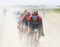 Le vainqueur de Paris-Roubaix Dylan van Baarle traîne derrière lui un énorme nuage de poussière