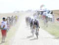 Das Team Quick-Step Alpha Vinyl führt das Peloton zwischenzeitlich an. In Sachen Tagessieg spielt die belgische Mannschaft aber keine Rolle
