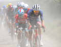 Die Fahrer - wie hier Toms Skujins (vorne) und Caleb Ewan (dahinter) - müssen viel Staub schlucken. Für Ewan ist das Rennen nach einem Sturz gelaufen