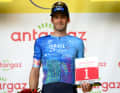 Lors du Tour de France 2022, l'équipe avait un maillot spécial d'apparence similaire. Ici Hugo Houle, vainqueur de la 16e étape 