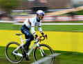 Un design arc-en-ciel de la tête au vélo : Pidcock a été champion du monde de cyclocross aux États-Unis en 2022 et peut donc porter le maillot de champion du monde.