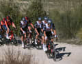 A environ 50 kilomètres de l'arrivée, Pogacar envoie son équipe UAE Team Emirates à l'avant du peloton pour accélérer le rythme.