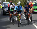 Eine sechsköpfige Ausreißergruppe setzt sich vom Peloton ab