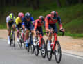 Am Zwischensprint, 25 Kilometer vor dem Ziel, bildet sich eine neue Spitzengruppe. Unter anderem sind Magnus Cort Nielsen, Filippo Ganna und Thomas Pidcock dabei
