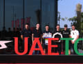 L'UAE Tour 2023 attire quelques stars du cyclisme professionnel, comme on peut le voir ici (de gauche à droite) : Dylan Groenewegen, Elia Viviani, Remco Evenepoel, Adam Yates, Pello Bilbao et Mark Cavendish.