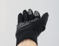 La taille du GripGrab est juste, sous des manches de veste courtes, ça tire.