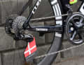 En accord avec le coup d'envoi à Copenhague, la cage de dérailleur aéro-optimisée de Ceramicspeed est ornée du Danneborg.