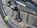 La cage de dérailleur vient de Ceramicspeed. Tous les modèles Intermarche sont encore équipés de l'ancien Shimano Dura-Ace Di2 2x11.
