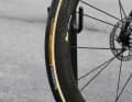 L'équipe Cofidis est sponsorisée par Michelin, Maximilian Walscheid roule avec le pneu à chambre à air Power Cup. Les roues en carbone sont fournies par Corima.
