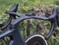 As on the standard bike, the aero cockpit comes from component specialist Syncros. The bike computer from Wahoo displays wattage and more.