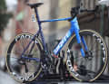 Vom Aero-Boliden zum Allrounder: Das Team BikeExchange-Jayco ist in Frankreich auf einem neuen Giant Propel unterwegs. Der Renner ist im Vergleich zum Vorgänger weniger aerodynamisch und dürfte deutlich leichter sein. Neu sind zudem die Laufräder von Cadex mit Carbon-Speichen.