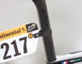 Nettes Detail an Pierre Rolands KTM ist die Startnummernhalterung aus Carbon. Die Sattelstütze ist dieselbe wie am Aero-Modell Revelator Lisse.