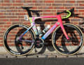 It couldn't be more eye-catching: Jonas Rutsch's Cannondale SystemSix is brightly coloured. As with the Giro d'Italia 2020, the US bike manufacturer collaborated with Rapha and Palace Skateboards to bring out this special collection.
