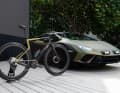 The design of the gravel bike is based on that of the Lamborghini Huracán Sterrato