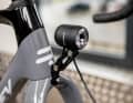 Wenn die Bikepacking-Tour mal länger dauert, lässt sich ein Nabendynamo mit integrierter Kabelführung nachrüsten.