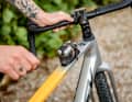 The so-called "dogbone" spacer is included in the scope of delivery. This allows a spare tube to be attached to the top tube with a strap.